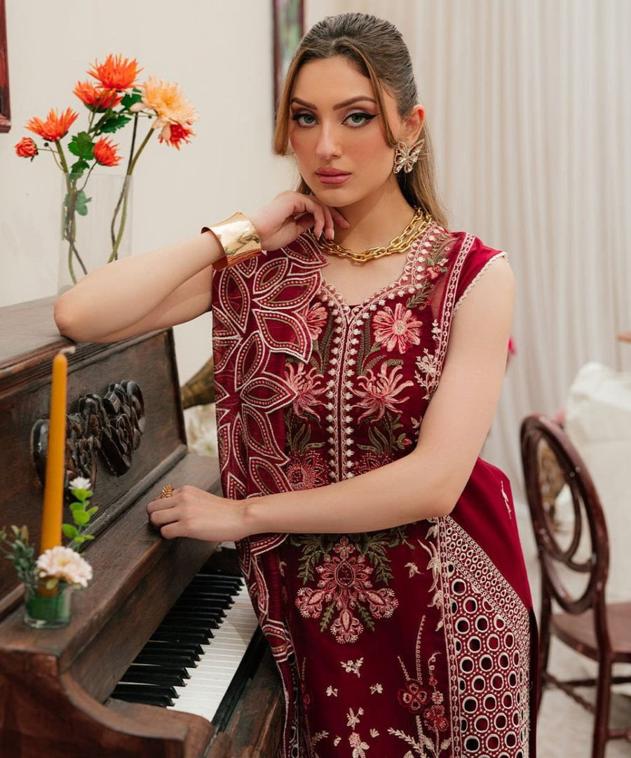 Mahnur MC – 03 – 3 Piece Luxury Lawn Embroidered Suit